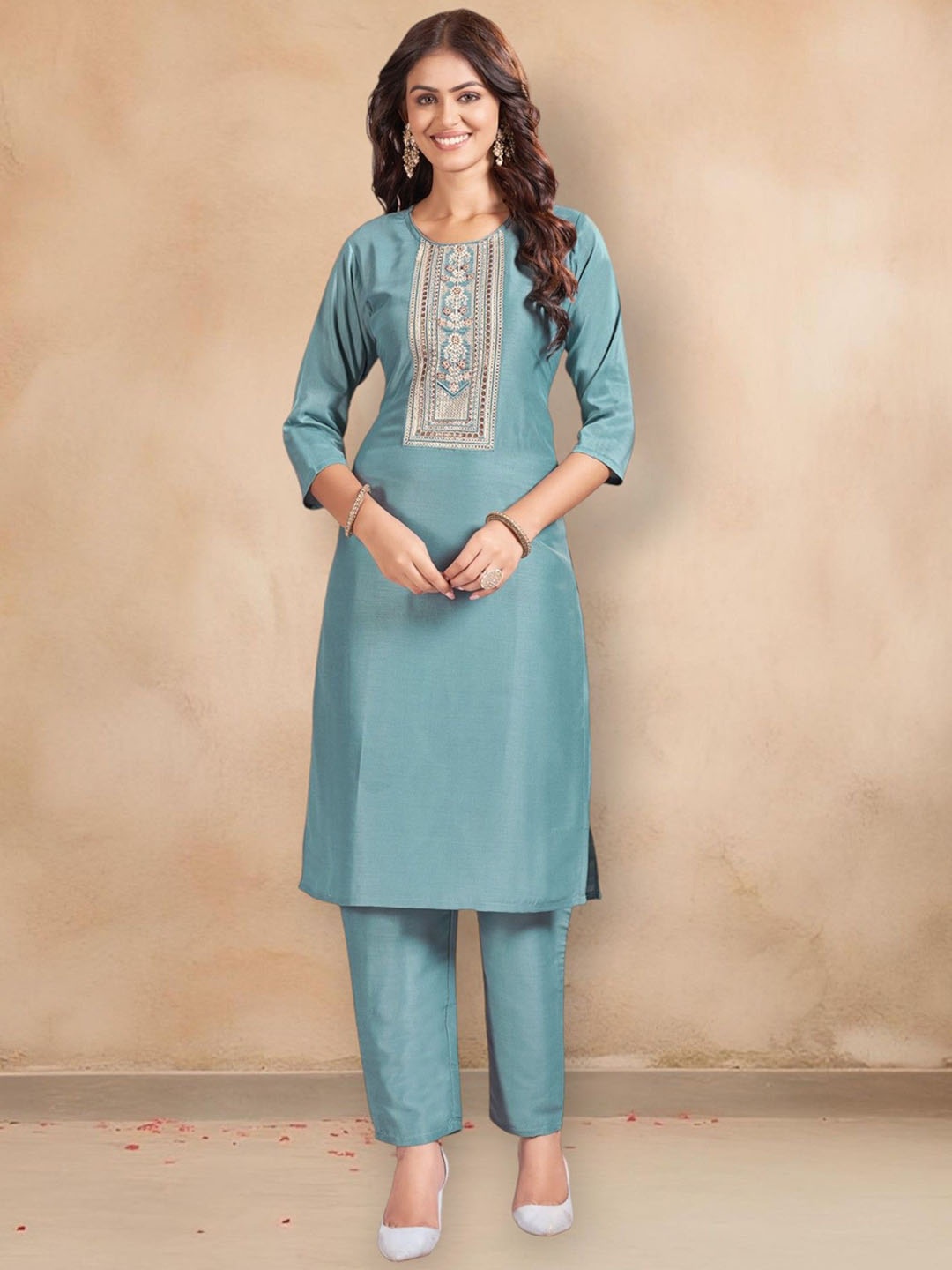 

Raave Floral Yoke Design Thread Work Straight Kurta with Trousers, Blue