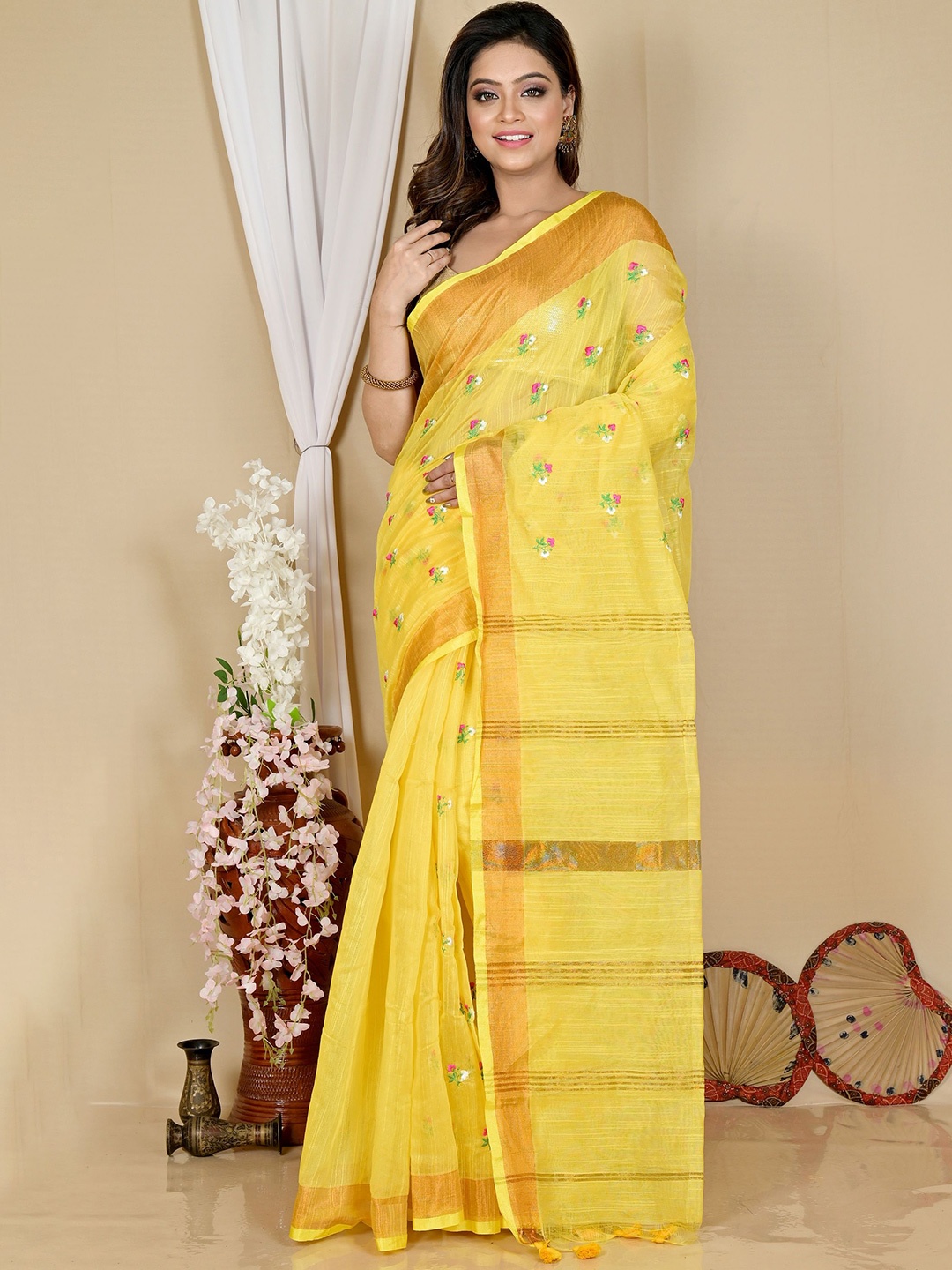 

DipDiya Women Floral Printed Zari Taant Saree, Yellow