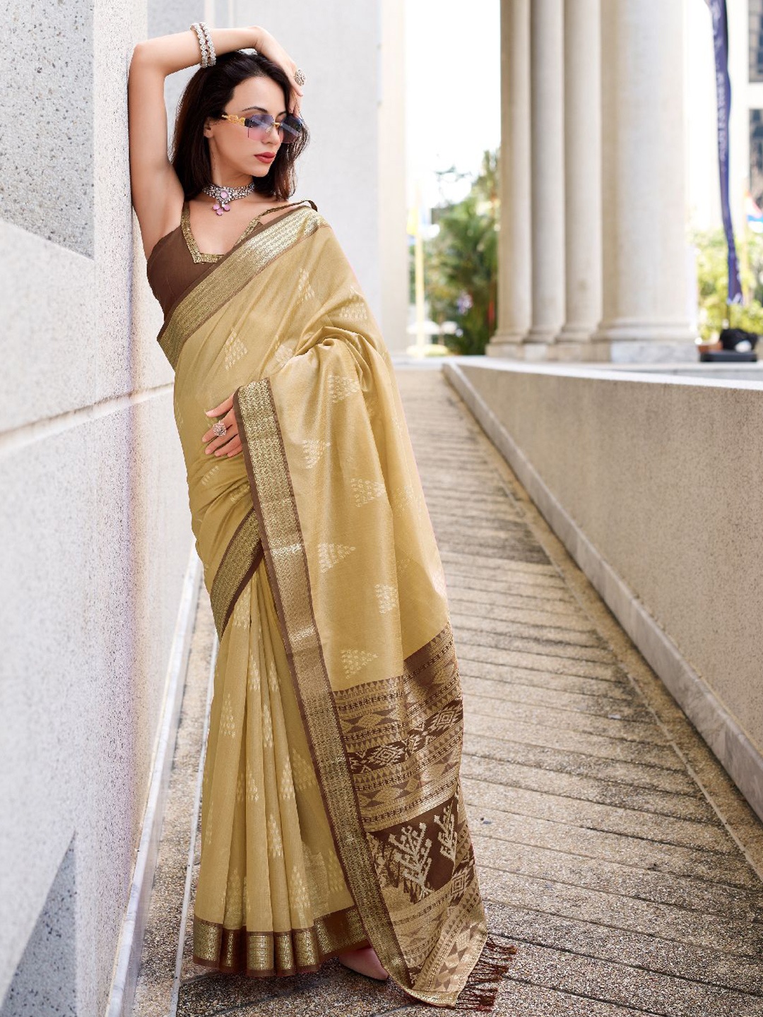 

Panzora Woven Design Zari Saree, Beige