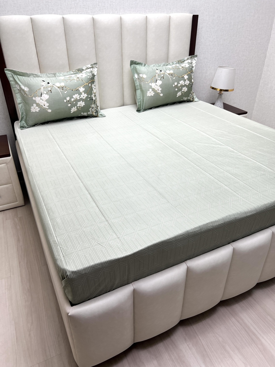 

Pure Decor Royal Majestic Green & White Geometric 250 TC King Bedsheet Set 2.74 m x 2.74 m