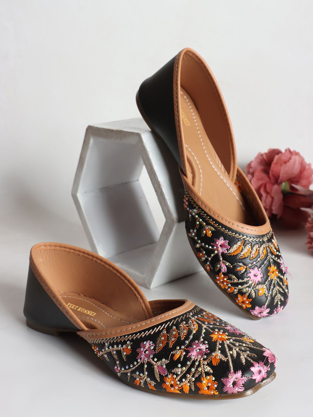 

FEET RUNNER Women Embellished Mojaris, Black