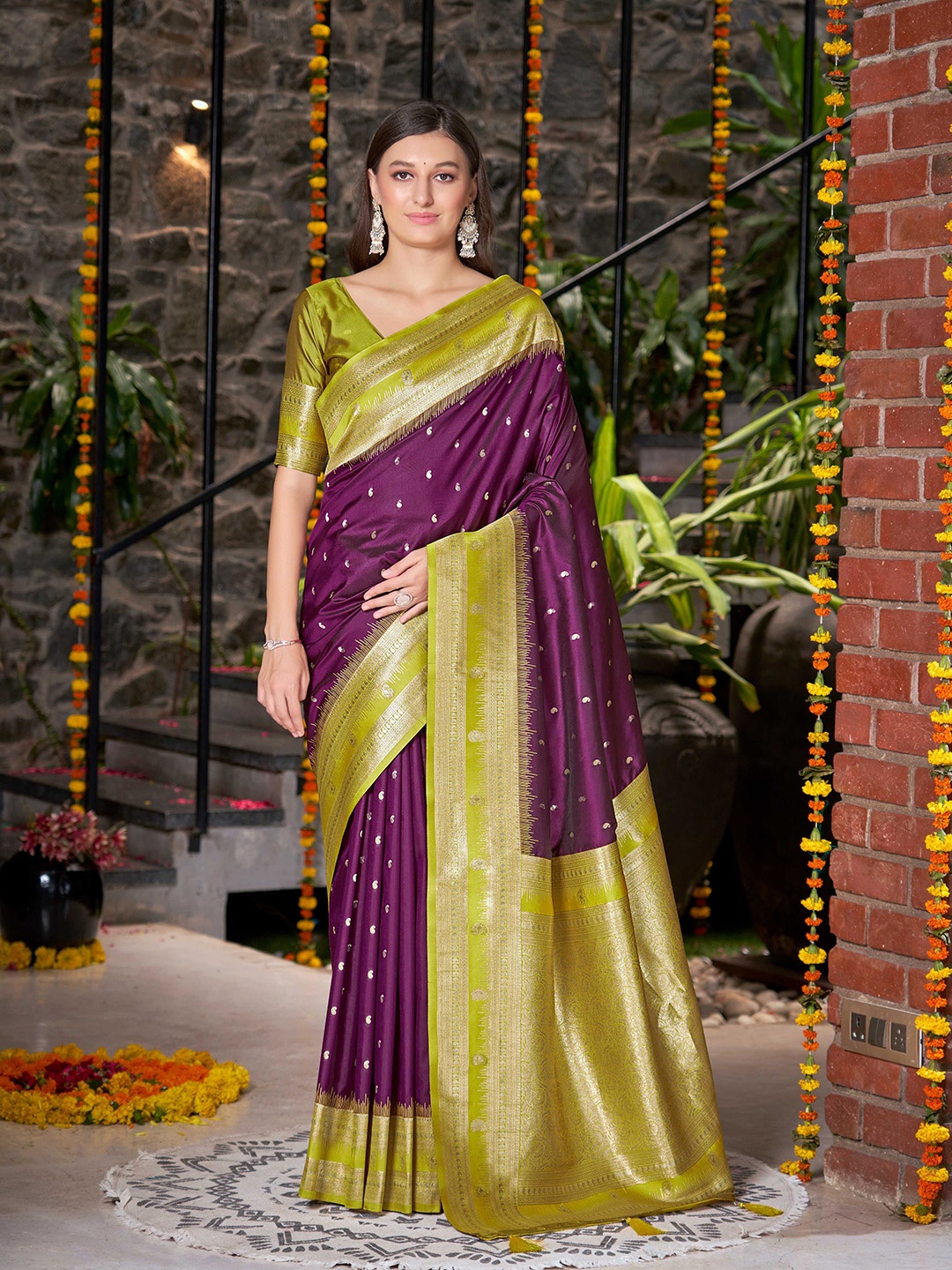 

SAREETHNIC Woven Design Zari Pure Silk Banarasi Saree, Burgundy