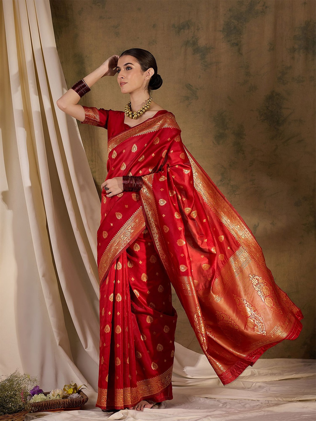 

DEVATITHI Ethnic Motifs Zari Silk Blend Banarasi Saree, Red