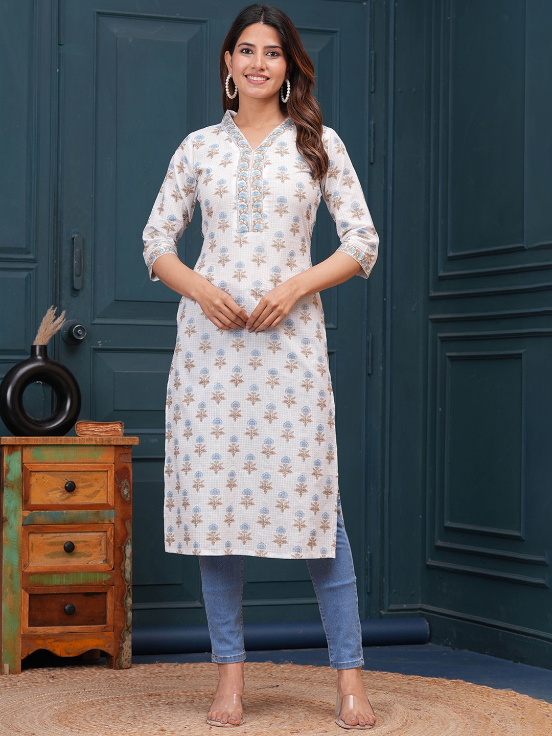 

Nayo Floral Printed V-Neck Pure Cotton Straight Kurta, Off white