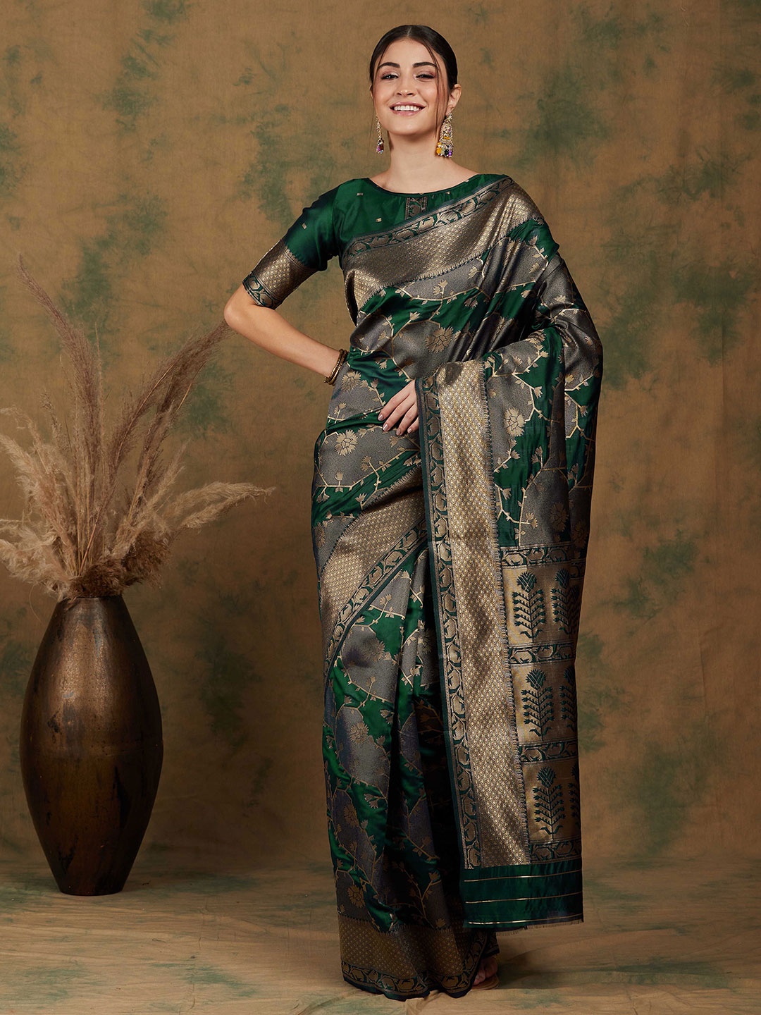 

DEVATITHI Woven Design Mehandi Banarasi Silk Saree, Green