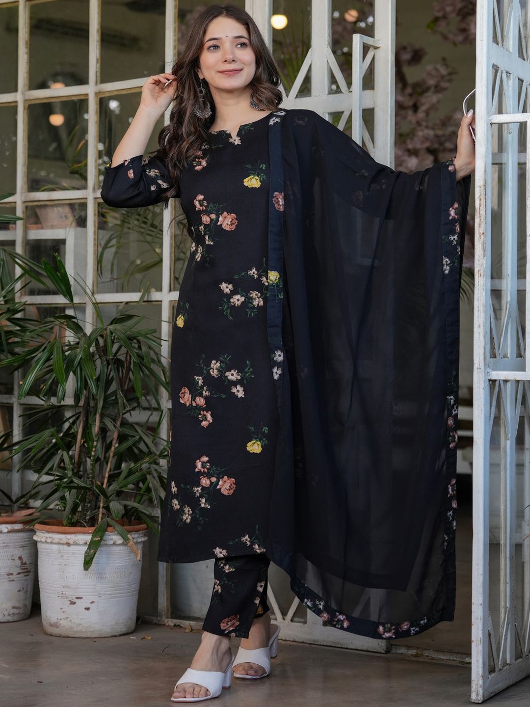 

ASCIIBLUES Women Floral Printed Regular Kurta with Trousers & With Dupatta, Black