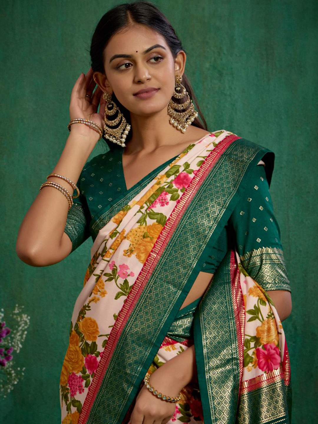 

Sangria Floral Printed Woven Design Saree, Rose gold