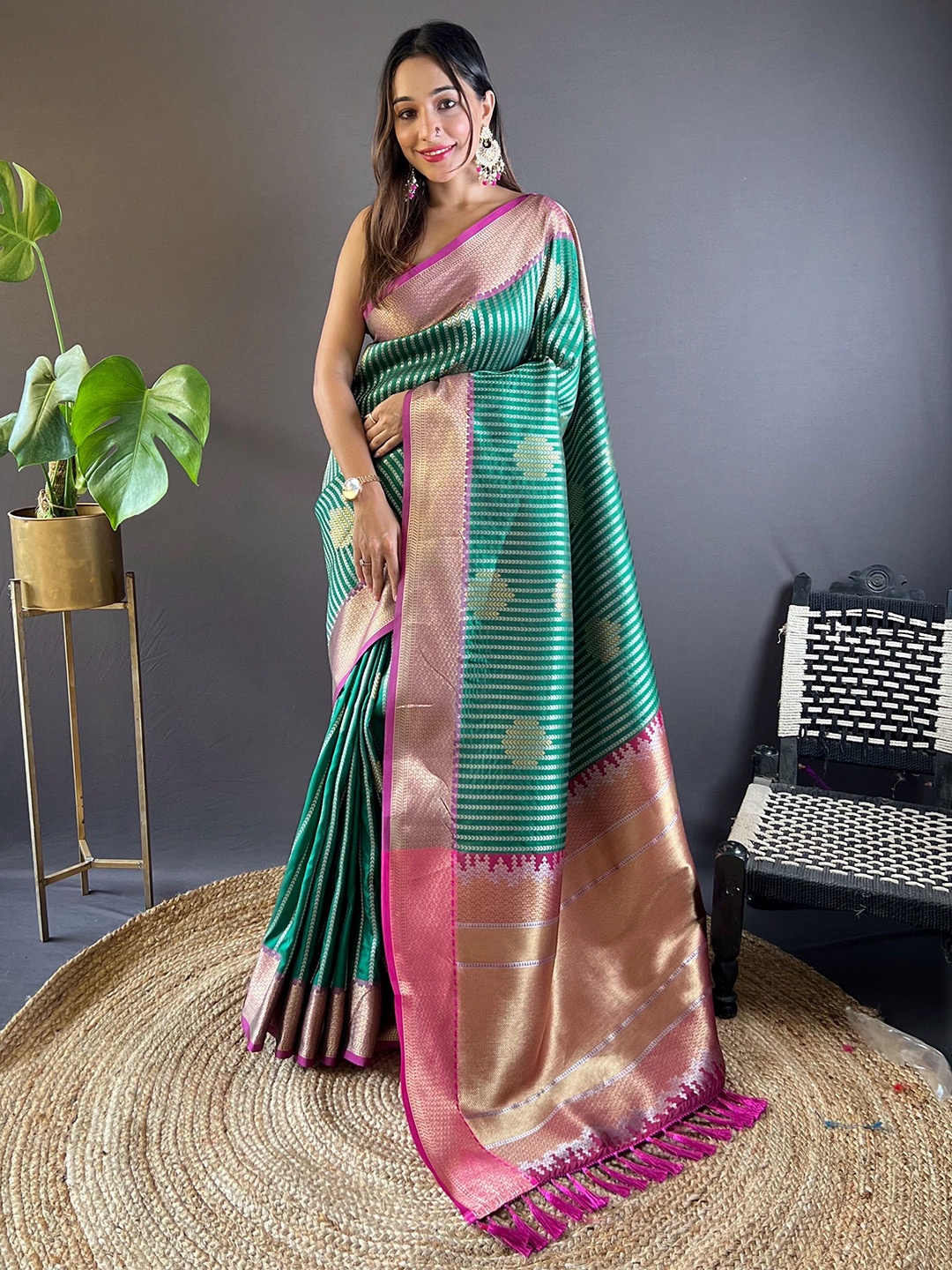 

HEER FASHION Woven Design Zari Banarasi Saree, Green