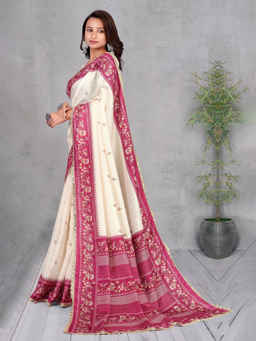 

Jaanvi Floral Printed Saree, Off white