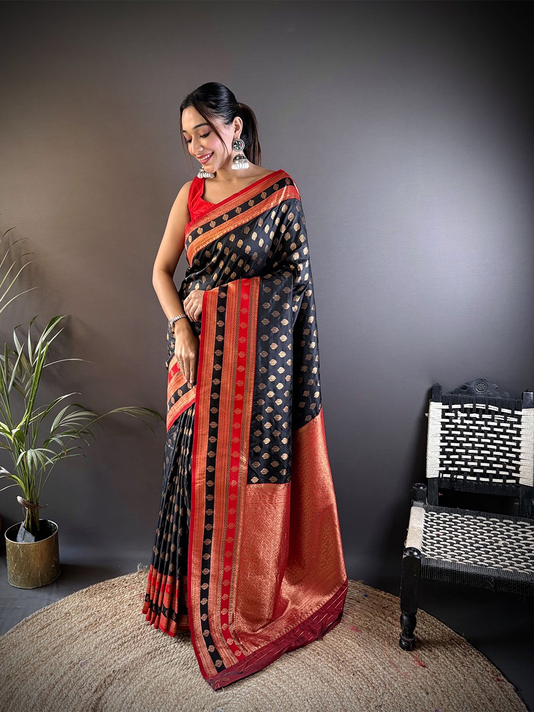 

HEER FASHION Woven Design Zari Banarasi Saree, Black