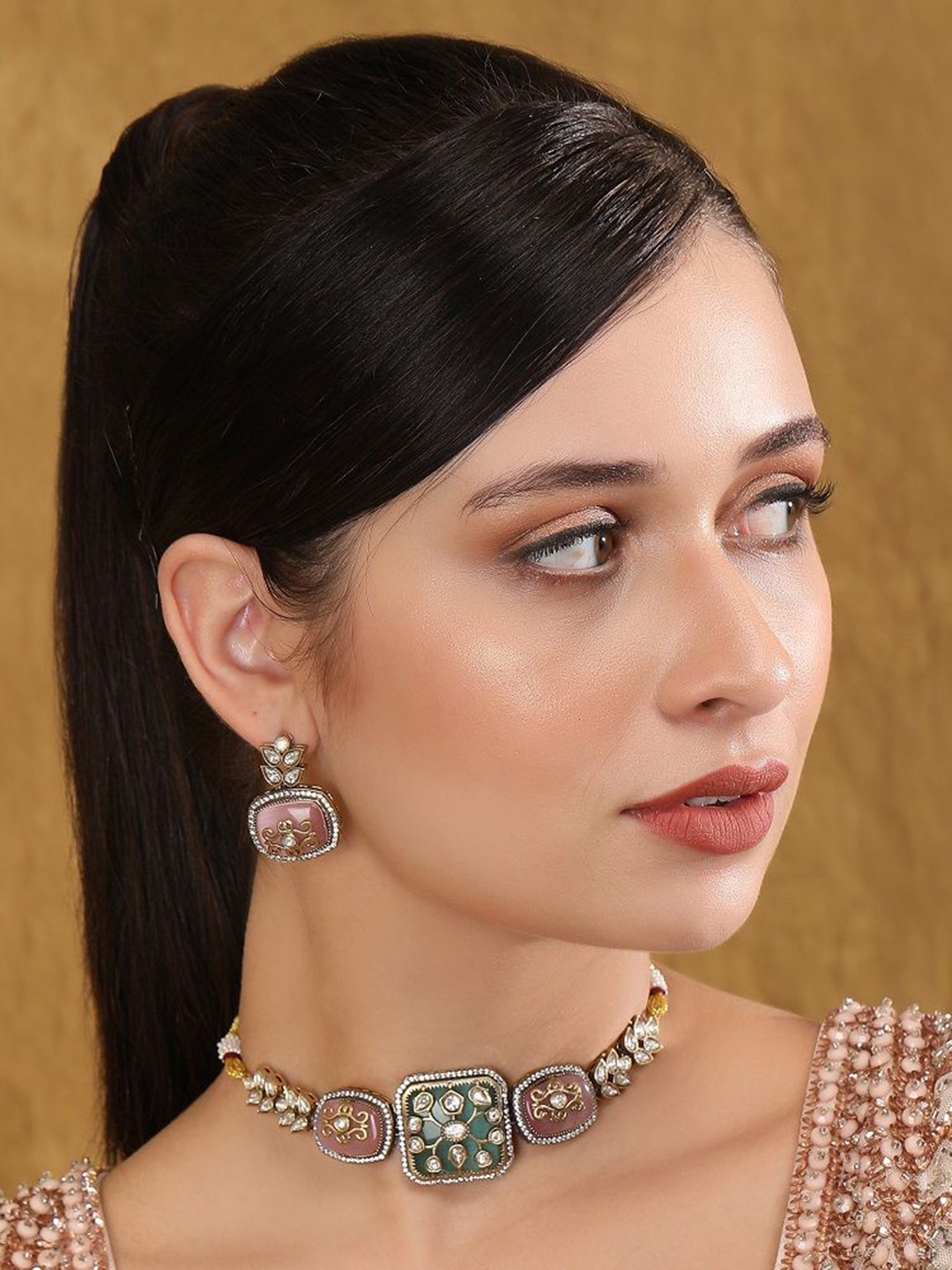

AURAA TRENDS Gold-Plated Kundan-Studded & Beaded Jewellery Set