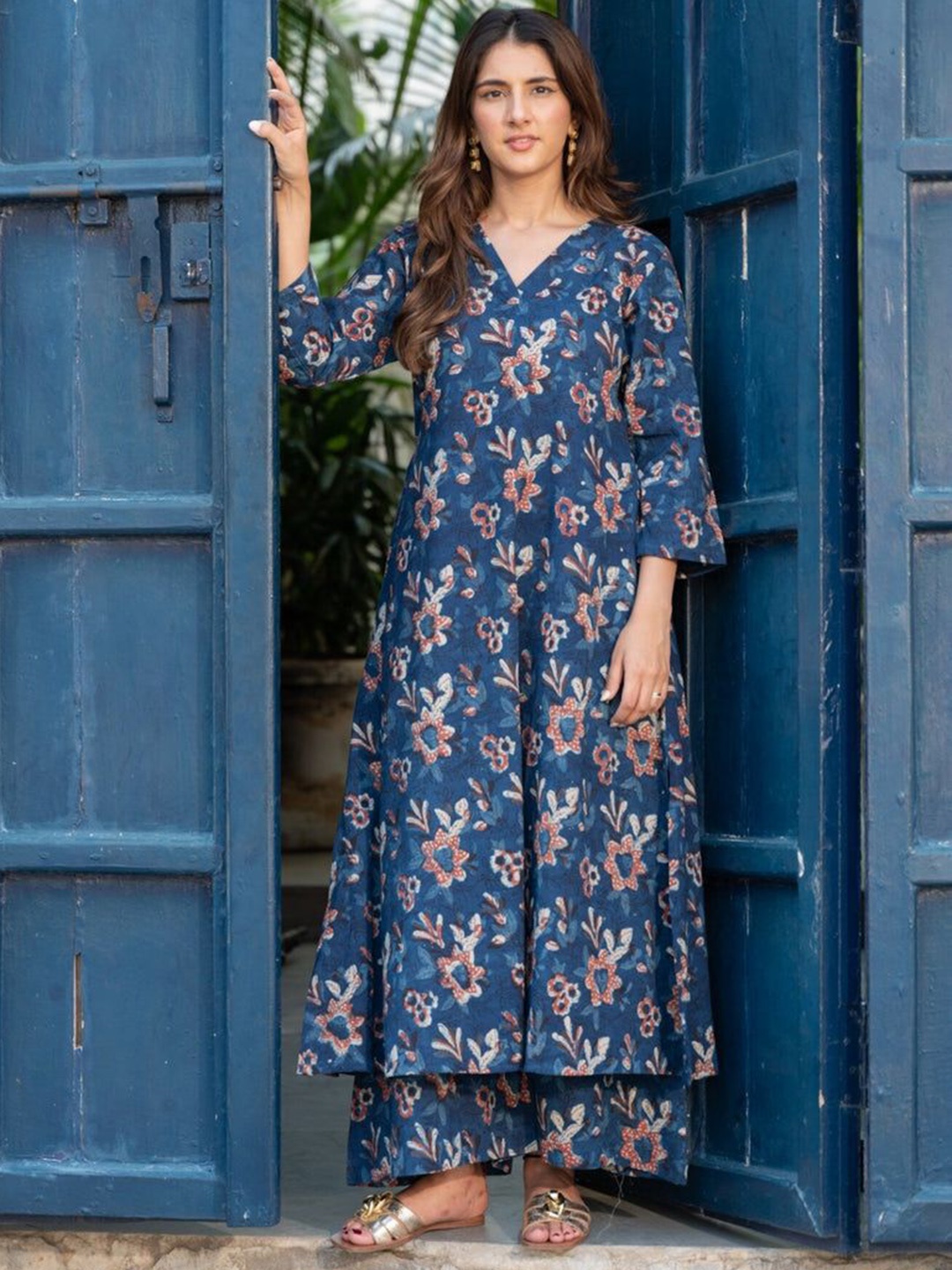 

Modestouze Attires Floral Printed V-Neck A-Line Kurta With Trouser, Blue