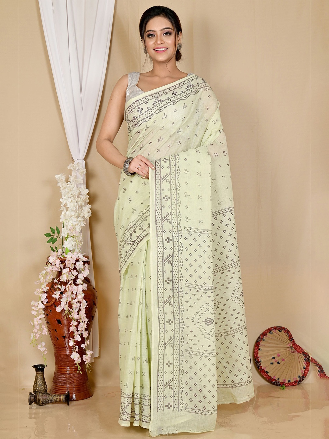 

DipDiya Liko Woven Design Pure Cotton Taant Saree, Off white