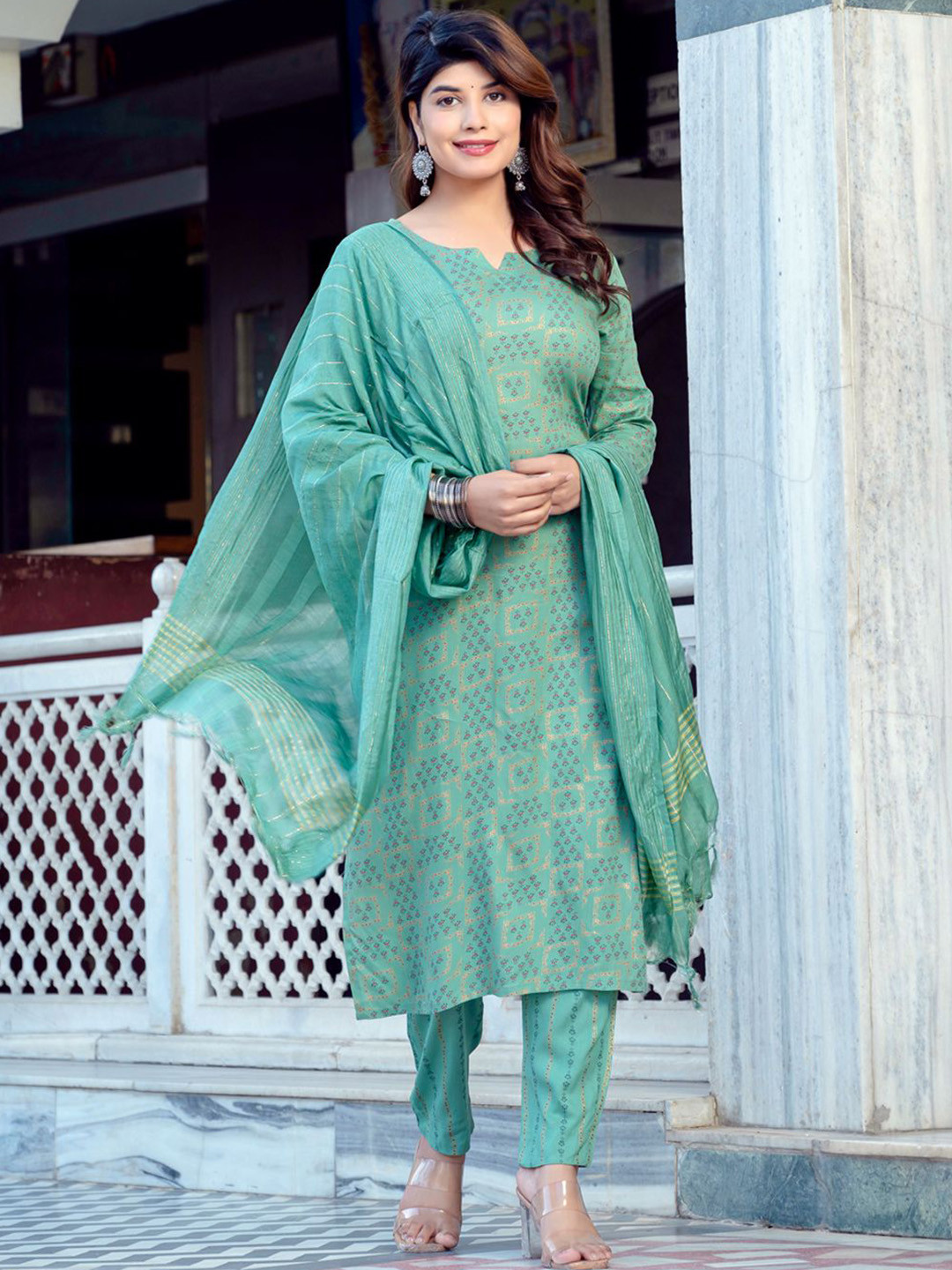 

ARADHNA Floral Printed Notch Neck Straight Kurta With Trousers & Dupatta, Green