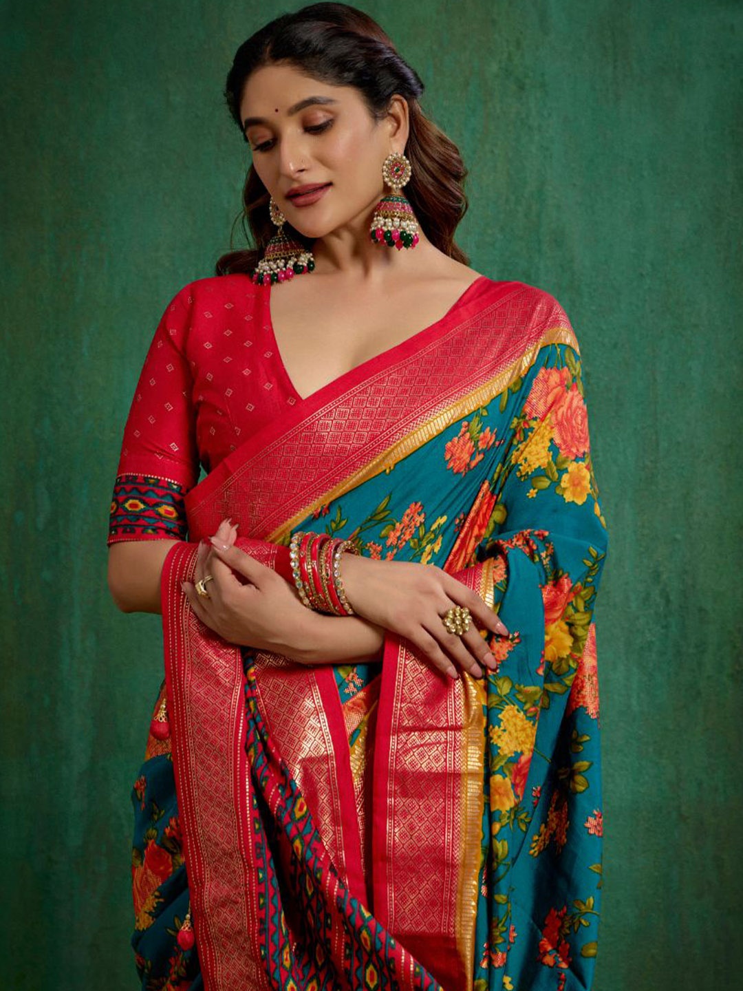 

Sangria Women Floral Printed Saree With Blouse Piece, Green