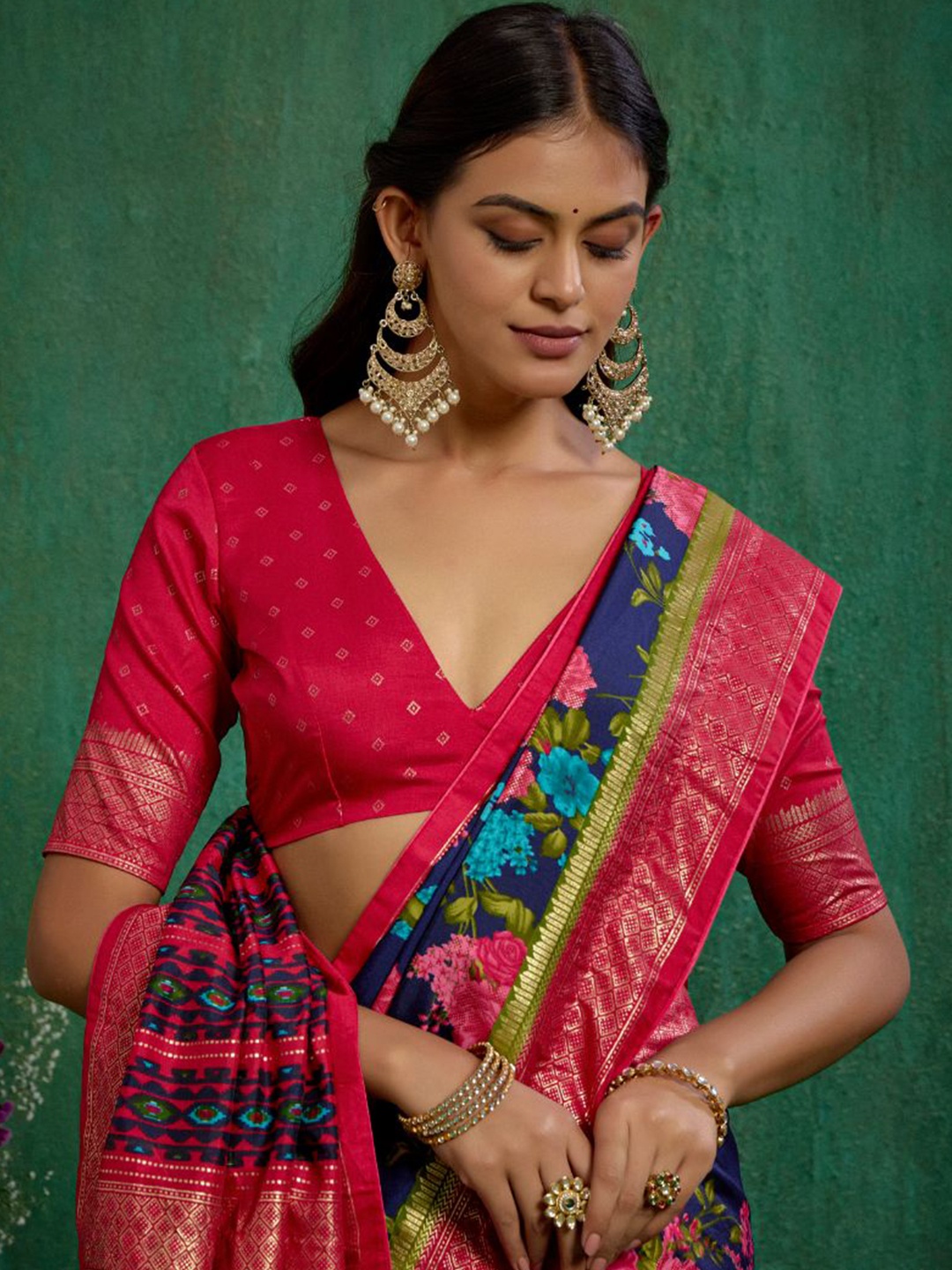 

Sangria Women Floral Printed Saree, Blue