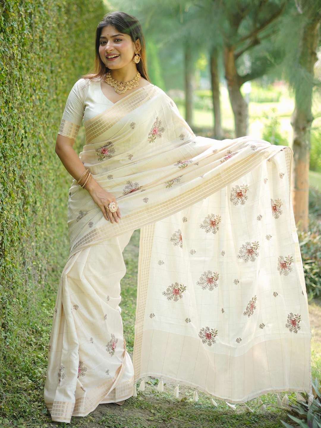 

Kandora Floral Embroidered Zari Saree, White