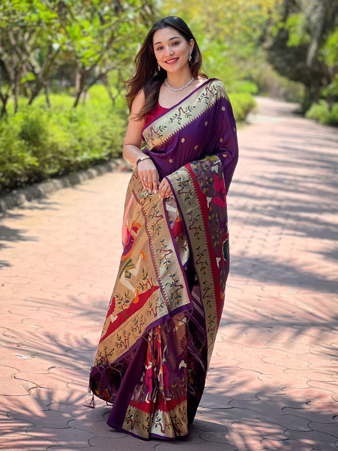 

HEER FASHION Woven Design Zari Paithani Saree, Magenta