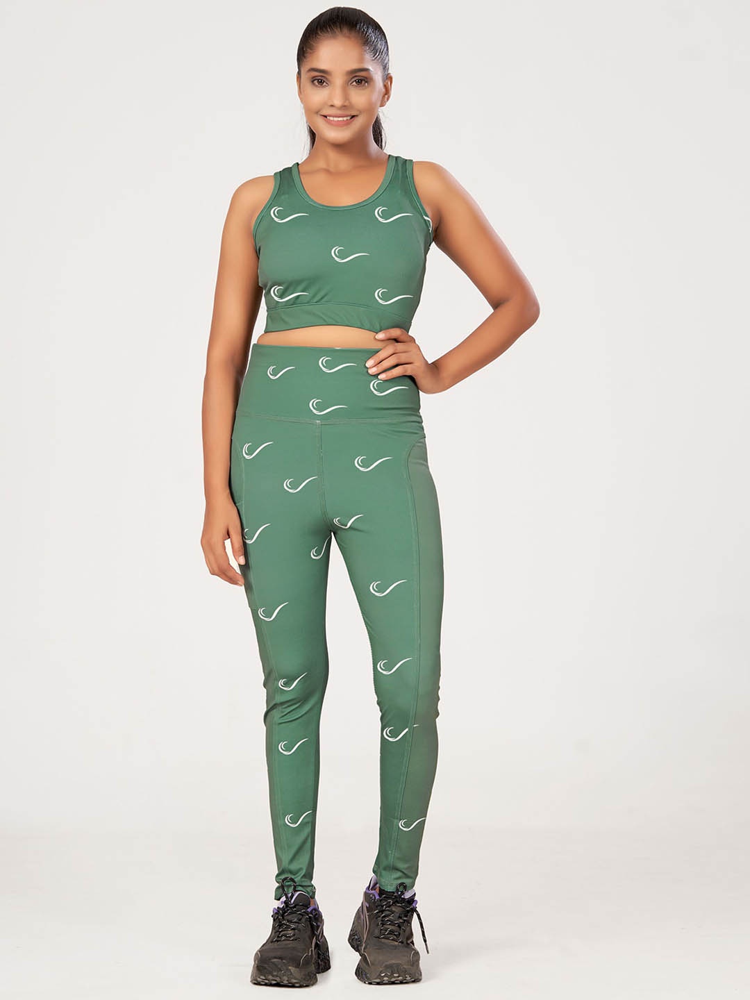 

POOJARAN Printed Round Neck Tracksuits, Green