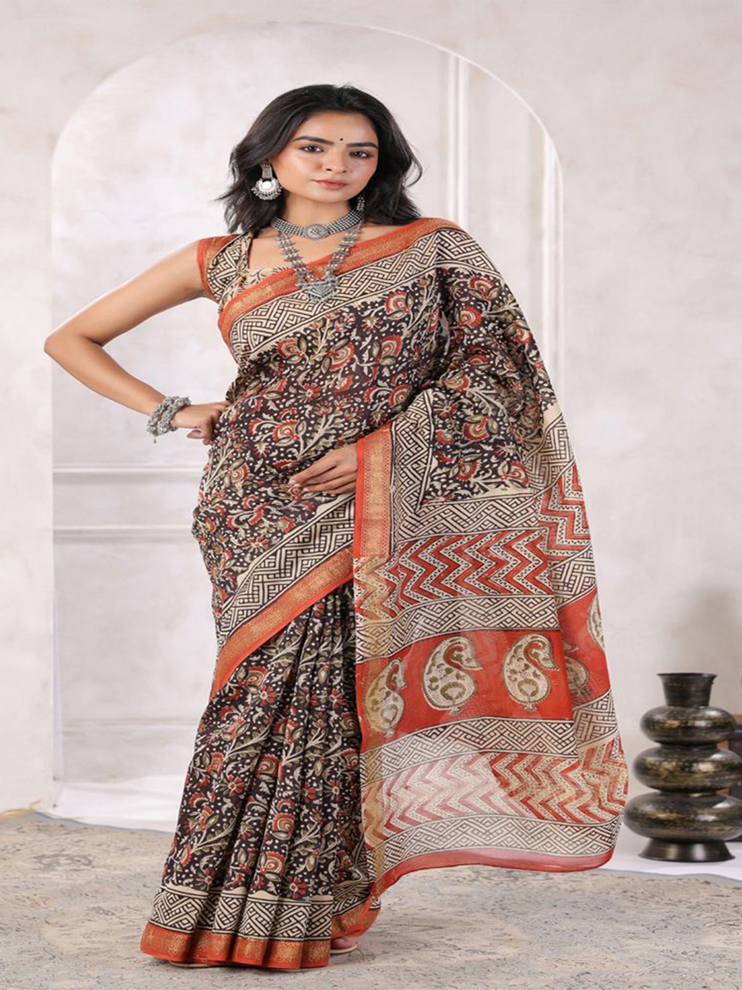 

Geroo Luxe Ethnic Motifs Block Printed Saree, Black