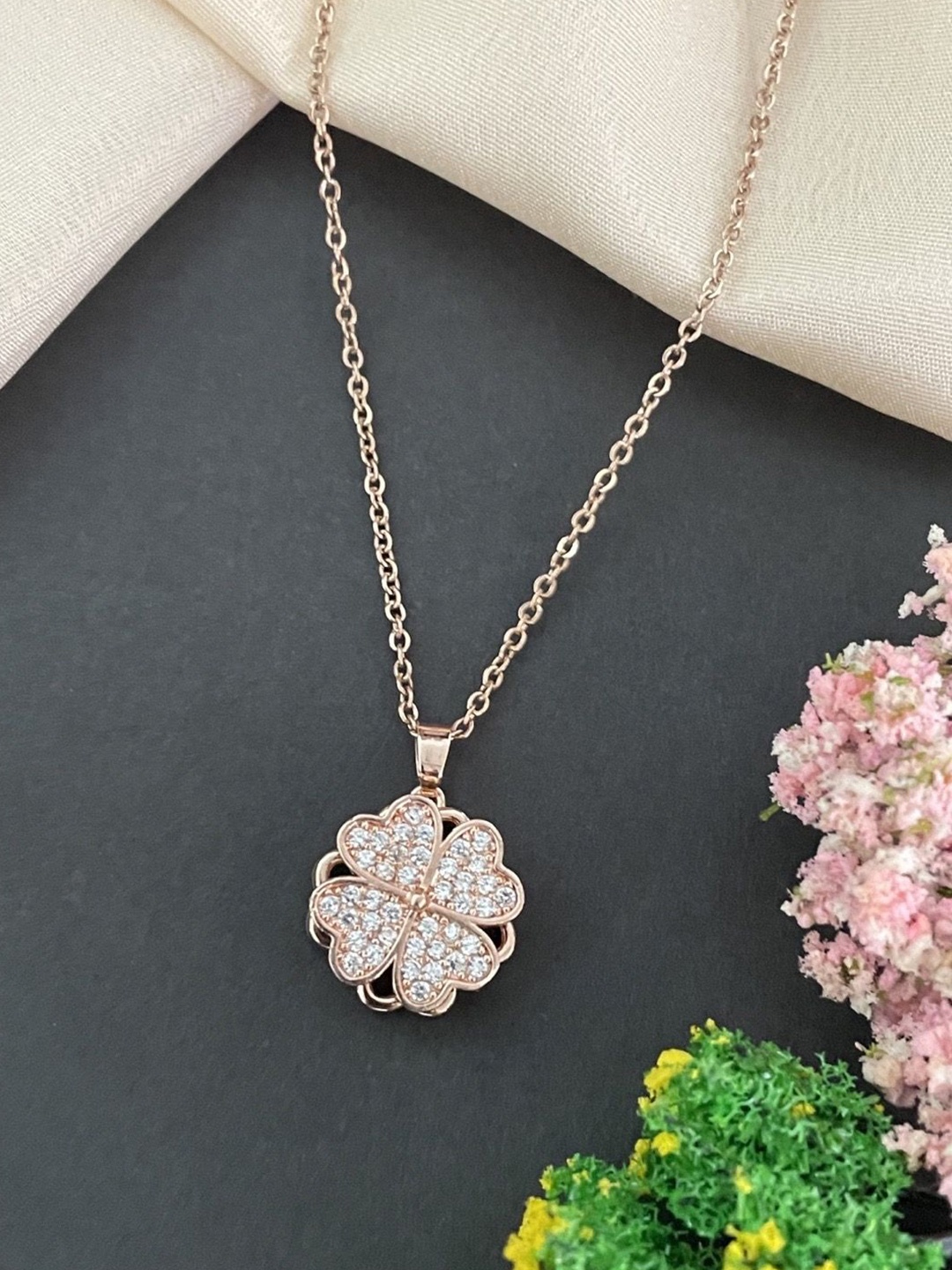 

Digital Dress Room Rose Gold Plated Heart-Shaped Pendants With Chains