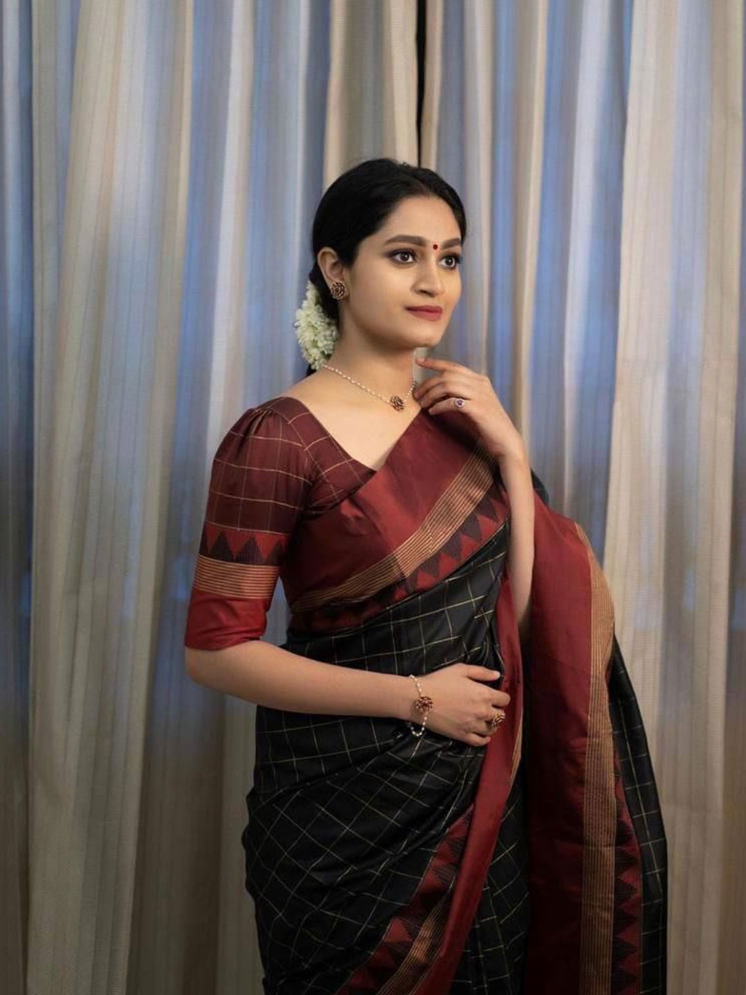 

bansari textiles Woven Design Zari Kanjeevaram Saree, Black