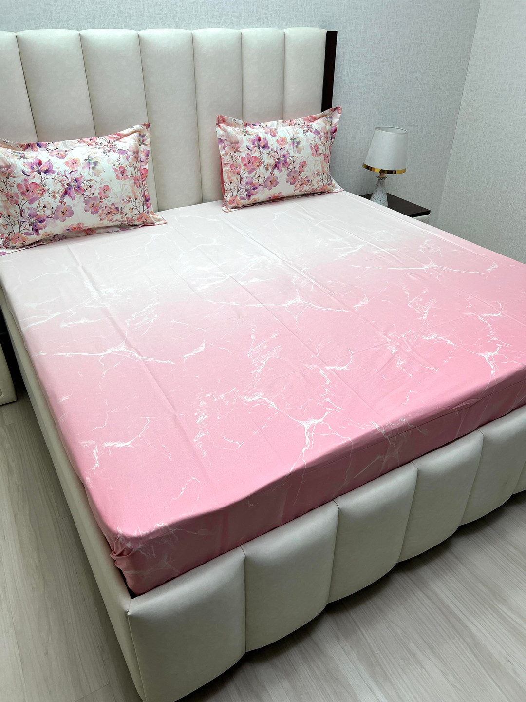 

Pure Decor Pink Abstract Printed Pure Cotton 400 TC King Bedsheet Set 2.74 m x 2.74 m