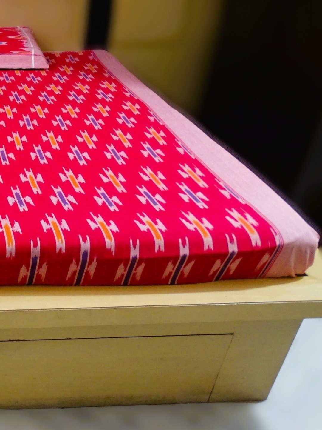 

SR HANDLOOMS AND TEXTILES Printed 250 TC Pure Cotton Queen Bedsheet Set, Red