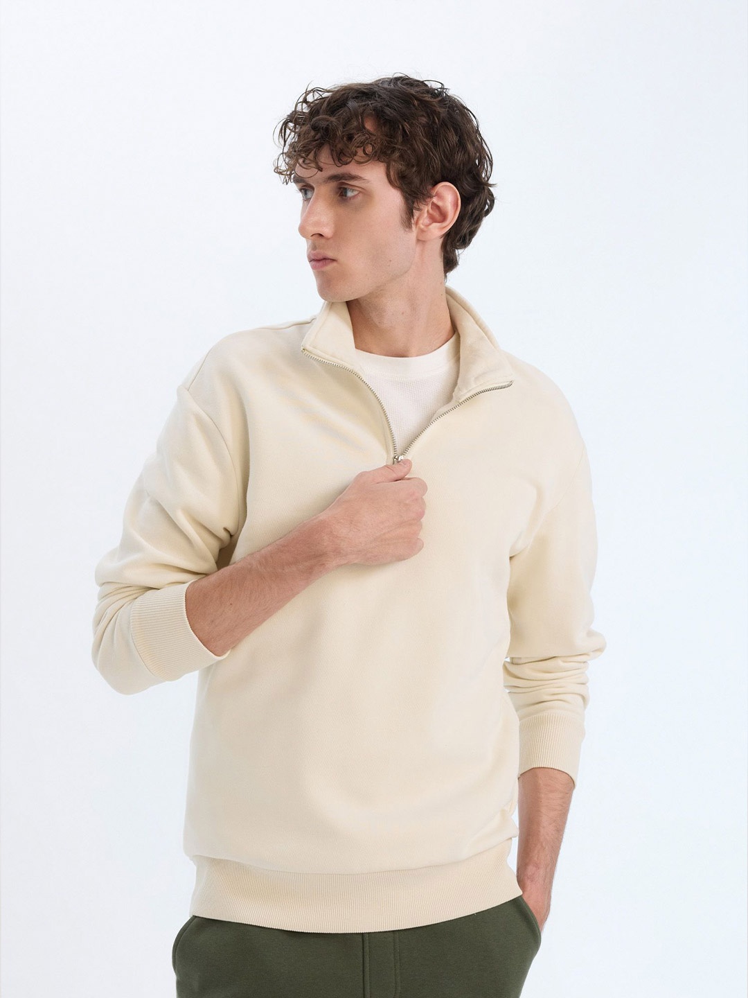 

DeFacto Men Mock Collar Sweatshirt, Beige