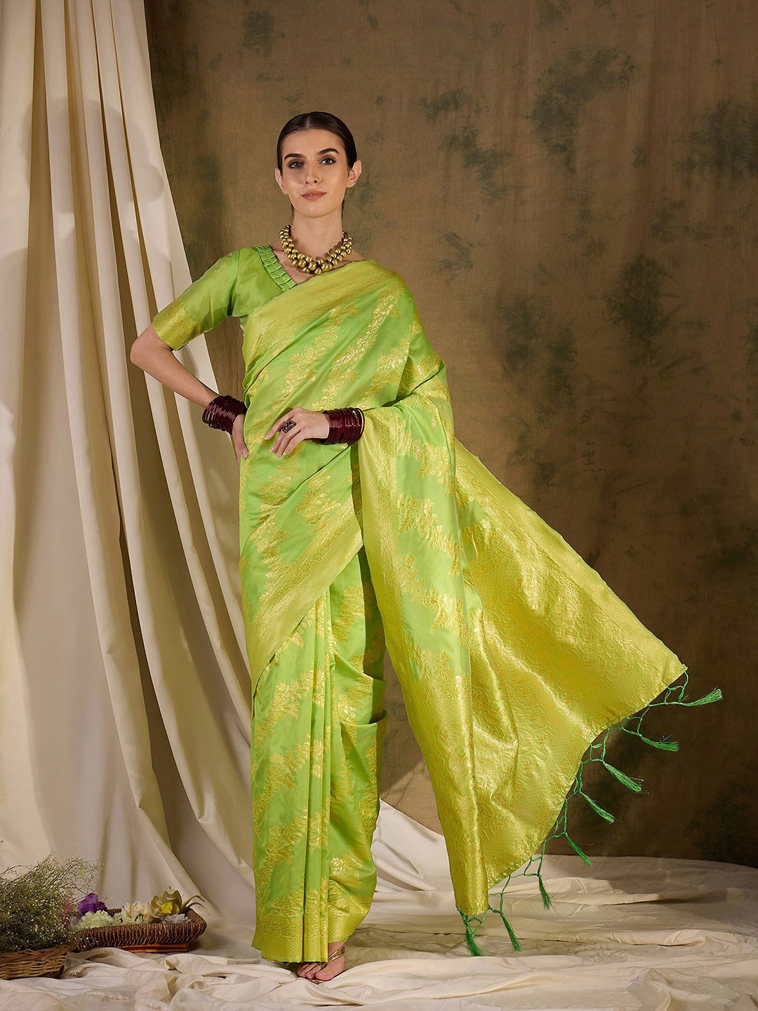 

DEVATITHI Ethnic Motifs Zari Silk Blend Banarasi Saree, Green
