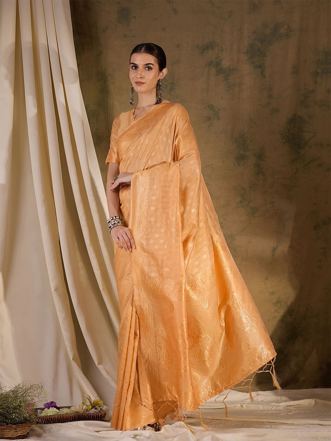 

DEVATITHI Ethnic Motifs Zari Silk Blend Banarasi Saree, Beige