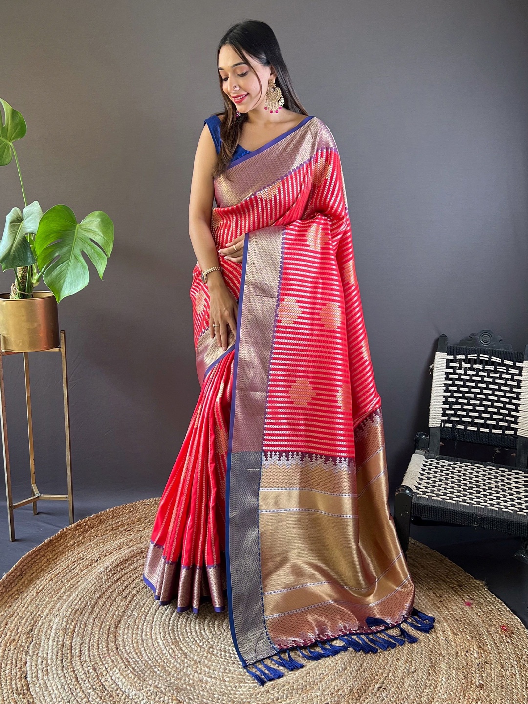 

HEER FASHION Woven Design Zari Banarasi Saree, Red