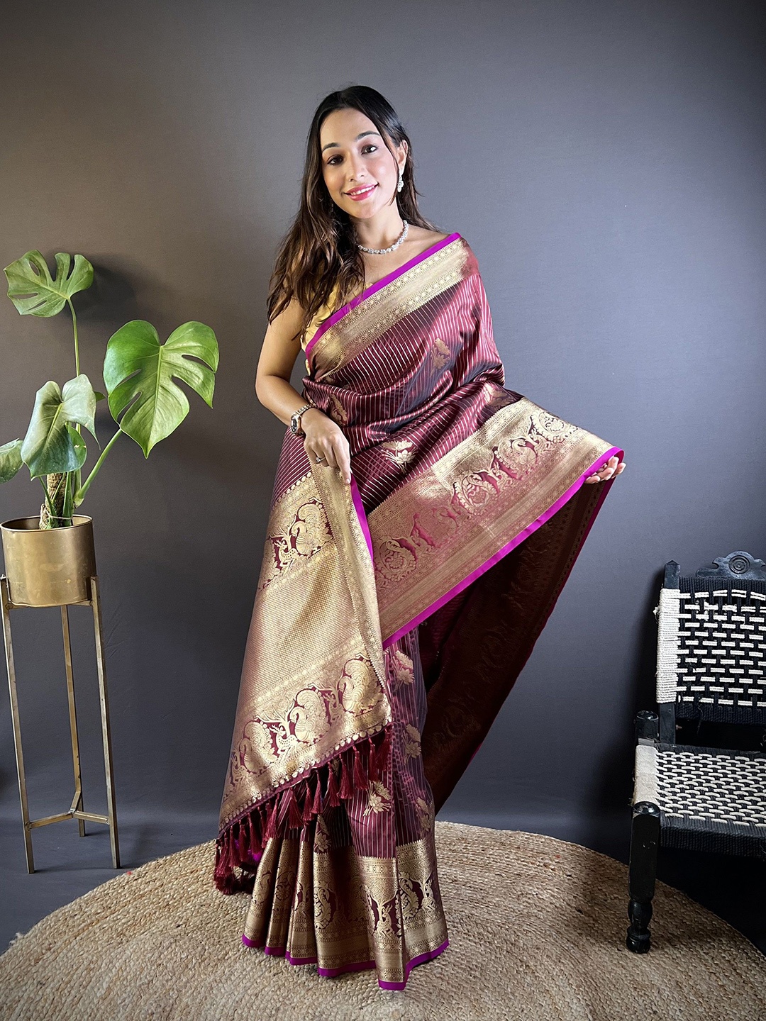 

HEER FASHION Woven Design Zari Silk Blend Kanjeevaram Saree, Maroon