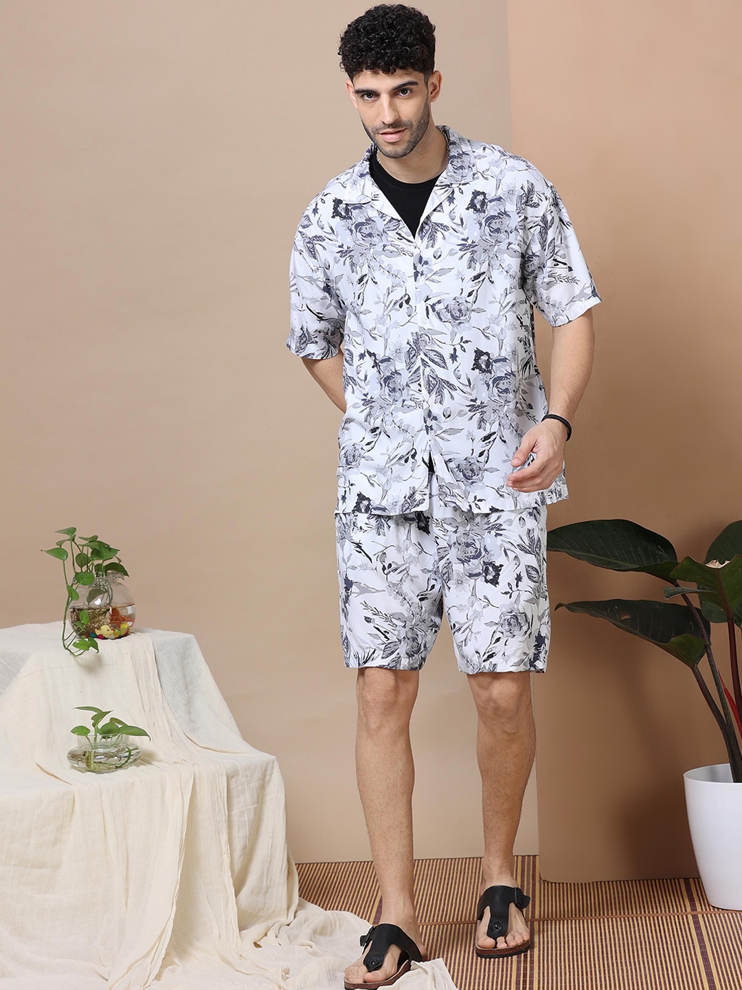 

HOUSE OF MAHNOTS Men Floral Printed Shirt Collar Shirt With Shorts, Grey