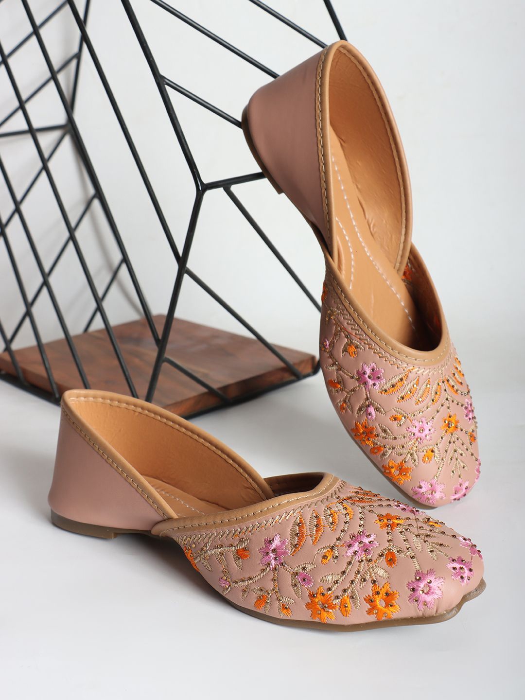 

FEET RUNNER Women Embellished Mojaris Flats, Pink