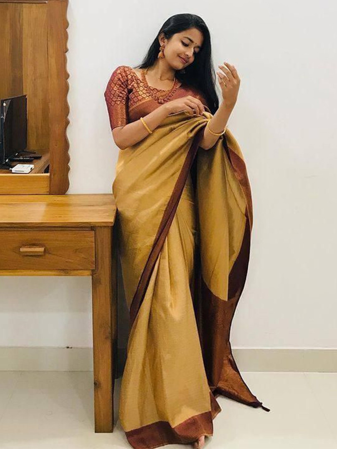 

bansari textiles Woven Design Zari Silk Blend Kanjeevaram Saree, Yellow