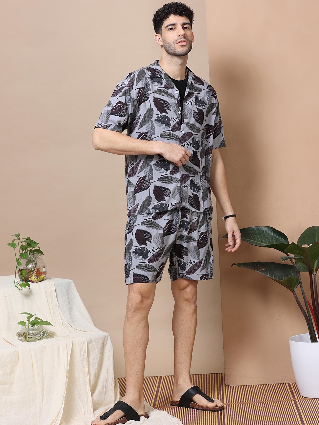 

HOUSE OF MAHNOTS Floral Printed Lapel Collar Shirt With Shorts, Grey