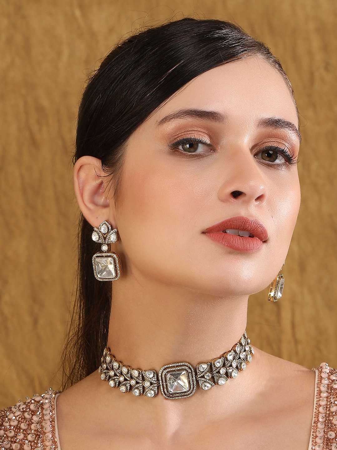 

AURAA TRENDS Gold-Plated Kundan-Studded Jewellery Set