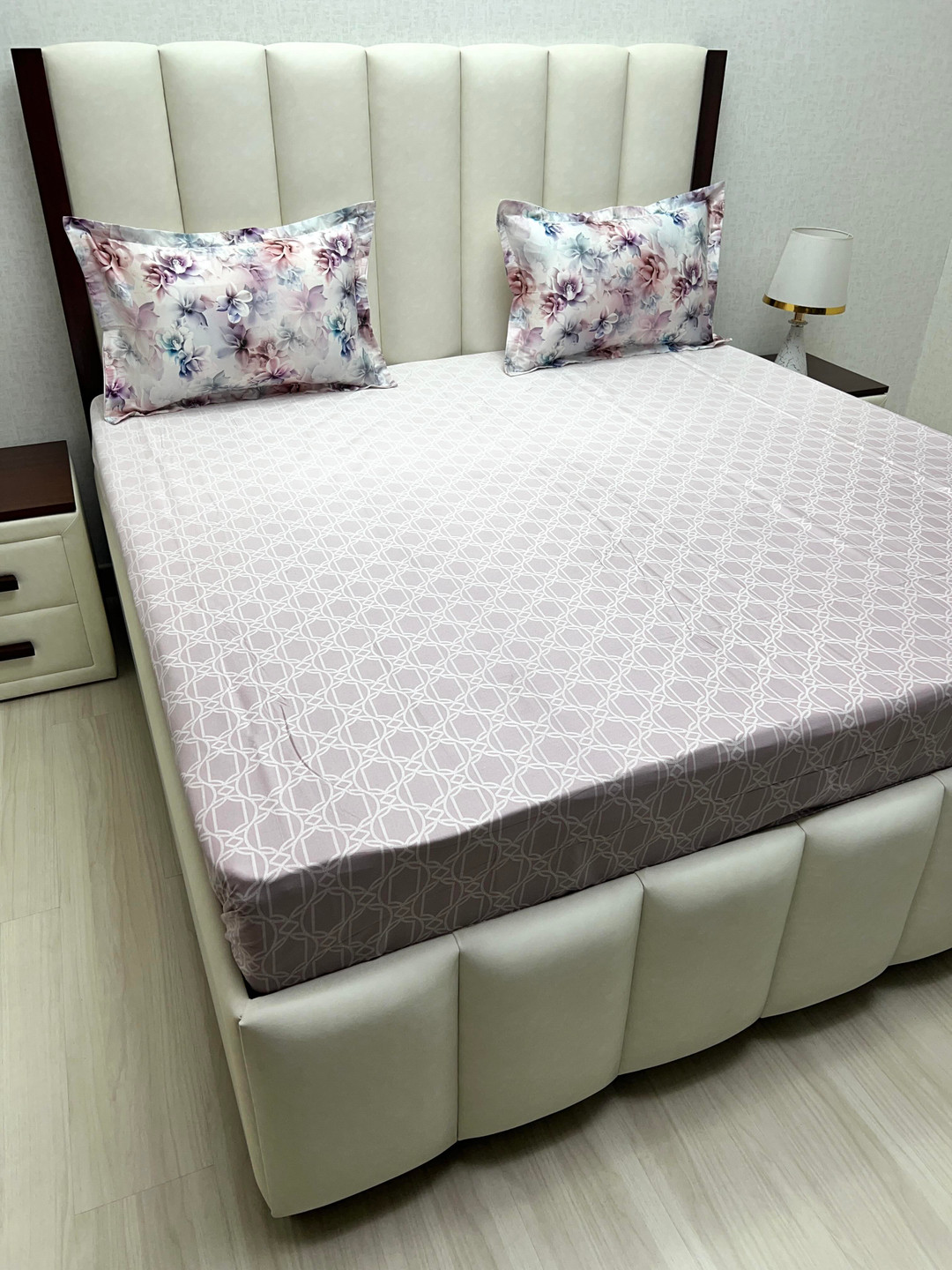 

Pure Decor Pink & White Printed Pure Cotton 240 TC King Bedsheet Set 2.74 m x 2.74 m