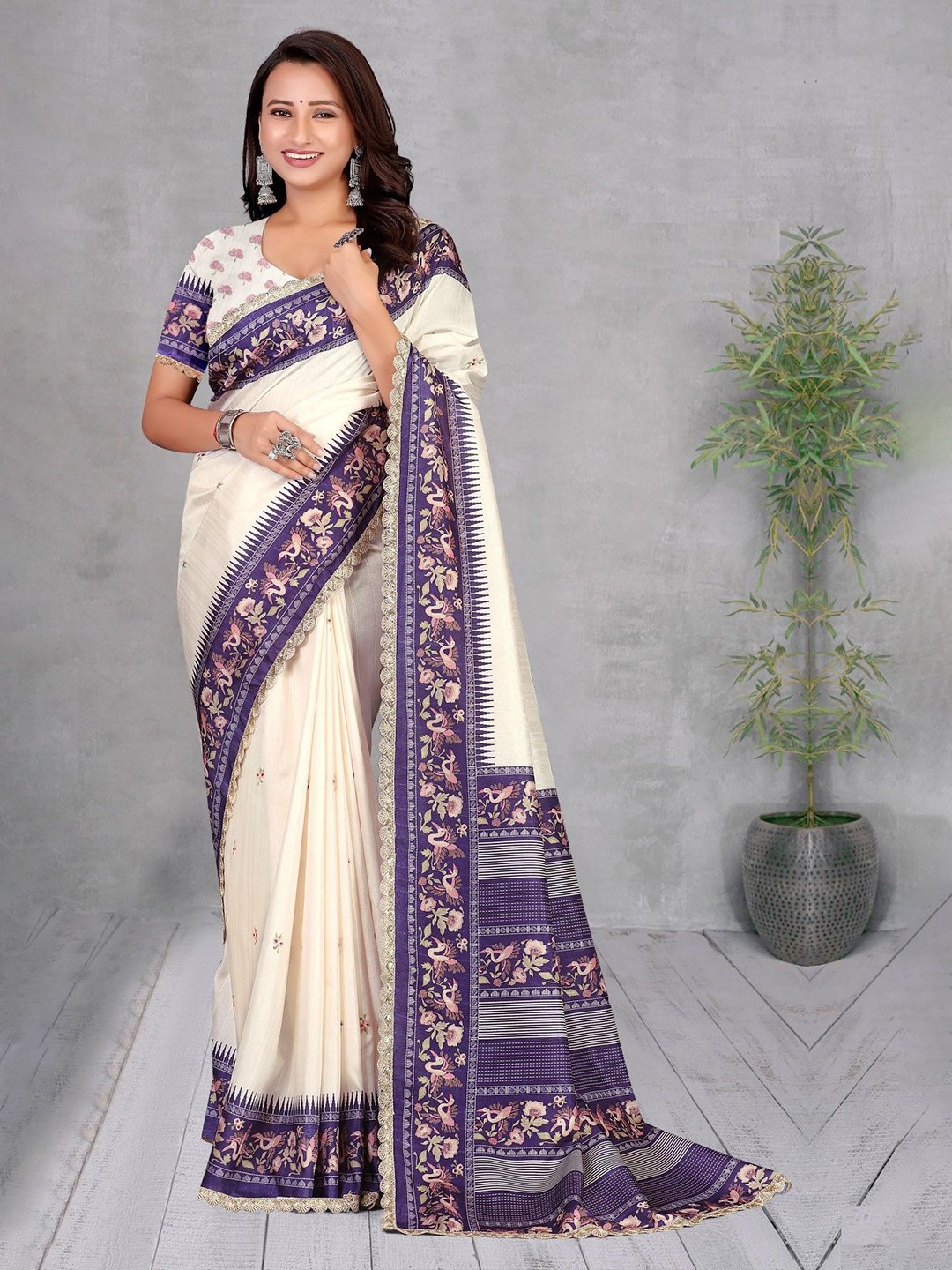 

Jaanvi Women Printed Saree With Blouse Piece, Off white