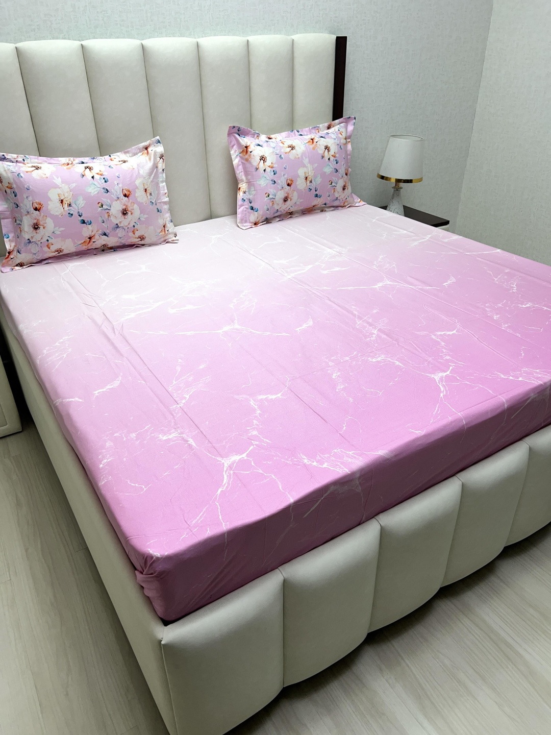 

Pure Decor Pink & White Printed Pure Cotton 330 TC King Bedsheet Set 2.74 m x 2.74 m