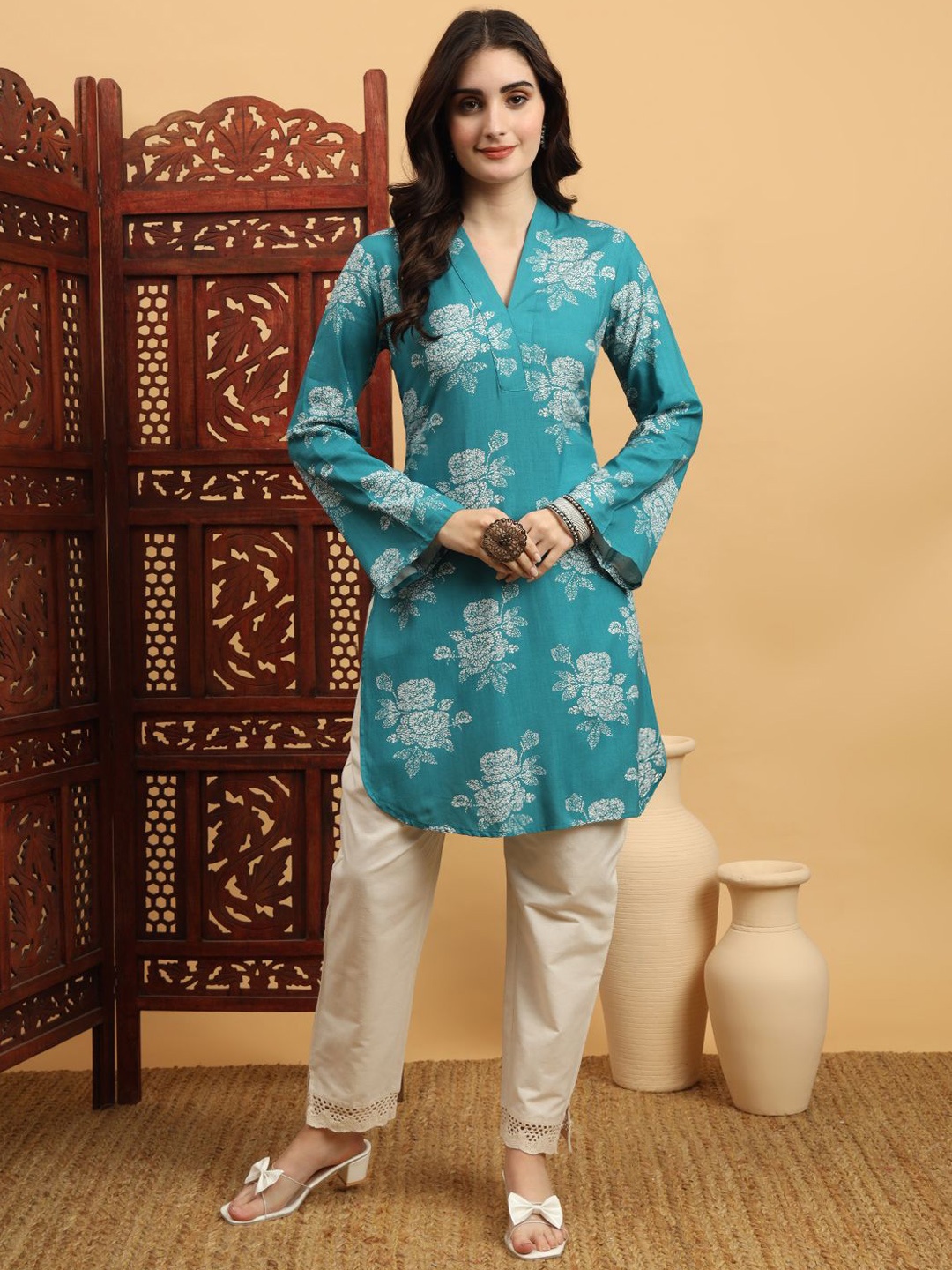 

Anouk Rustic Women Ethnic Motifs Printed Flared Sleeves Indigo Kurta, Blue
