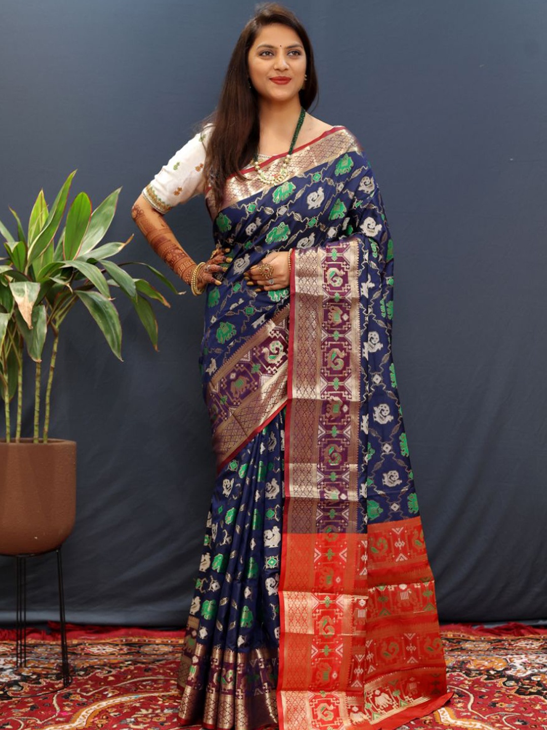 

amirat Ethnic Motifs Woven Design Zari Pure Silk Patola Saree, Navy blue