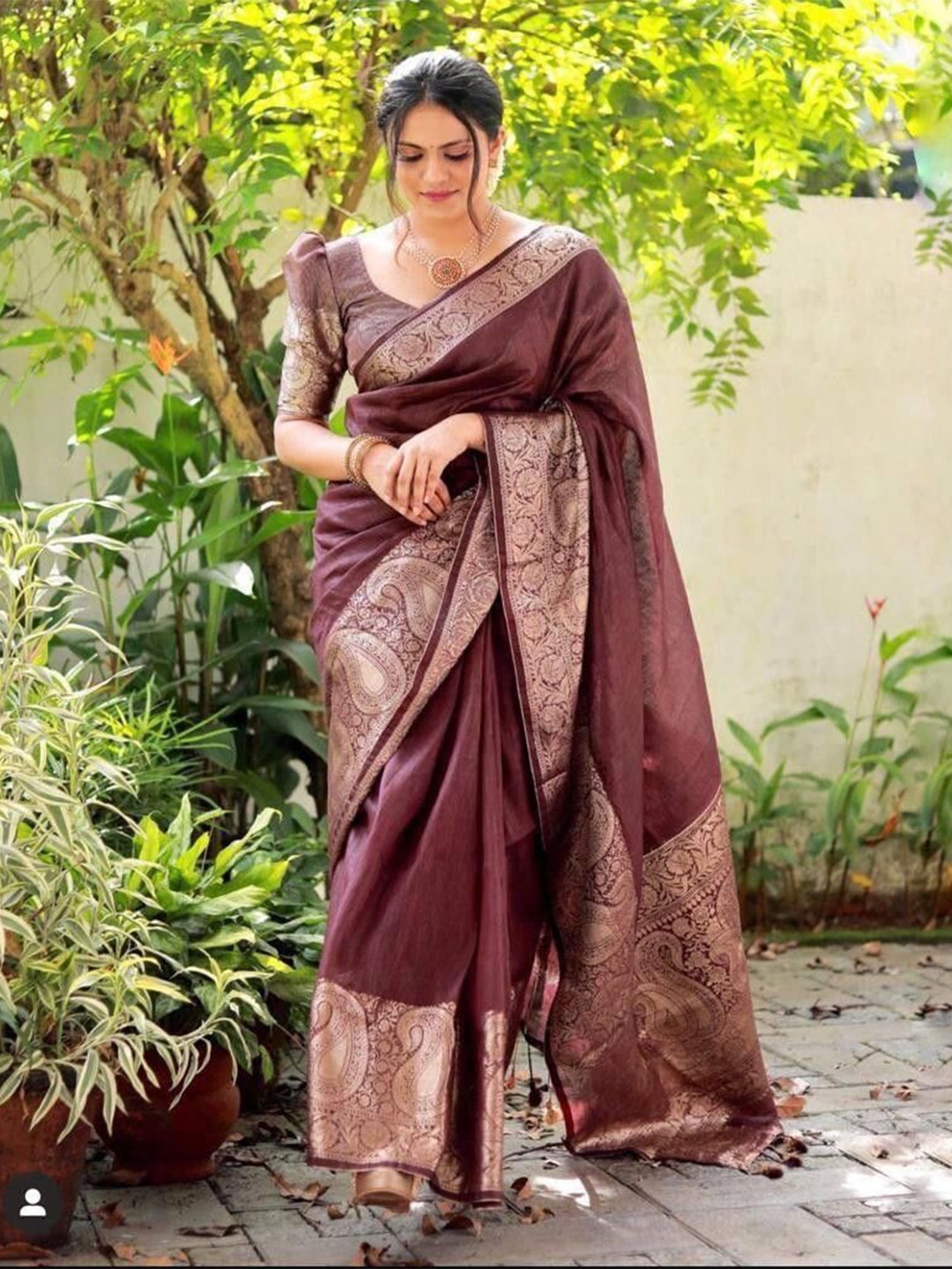 

bansari textiles Zari Kanjeevaram Saree With Blouse Piece, Brown