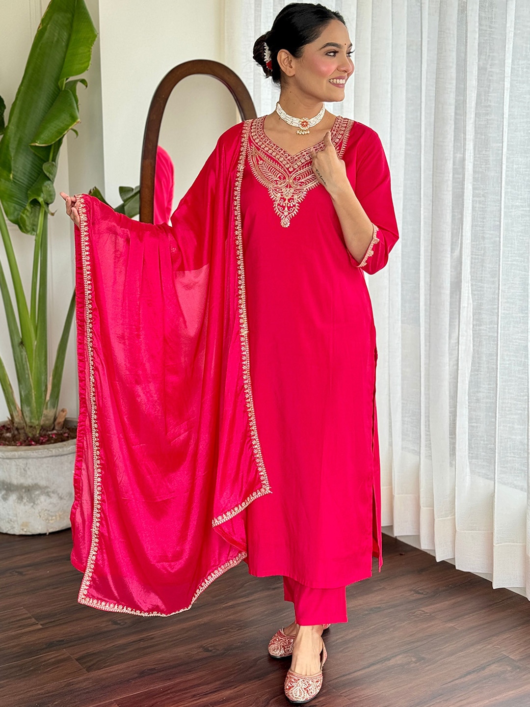 

Navlik Women Embroidered Regular Sequinned Kurta with Trousers & With Dupatta, Red