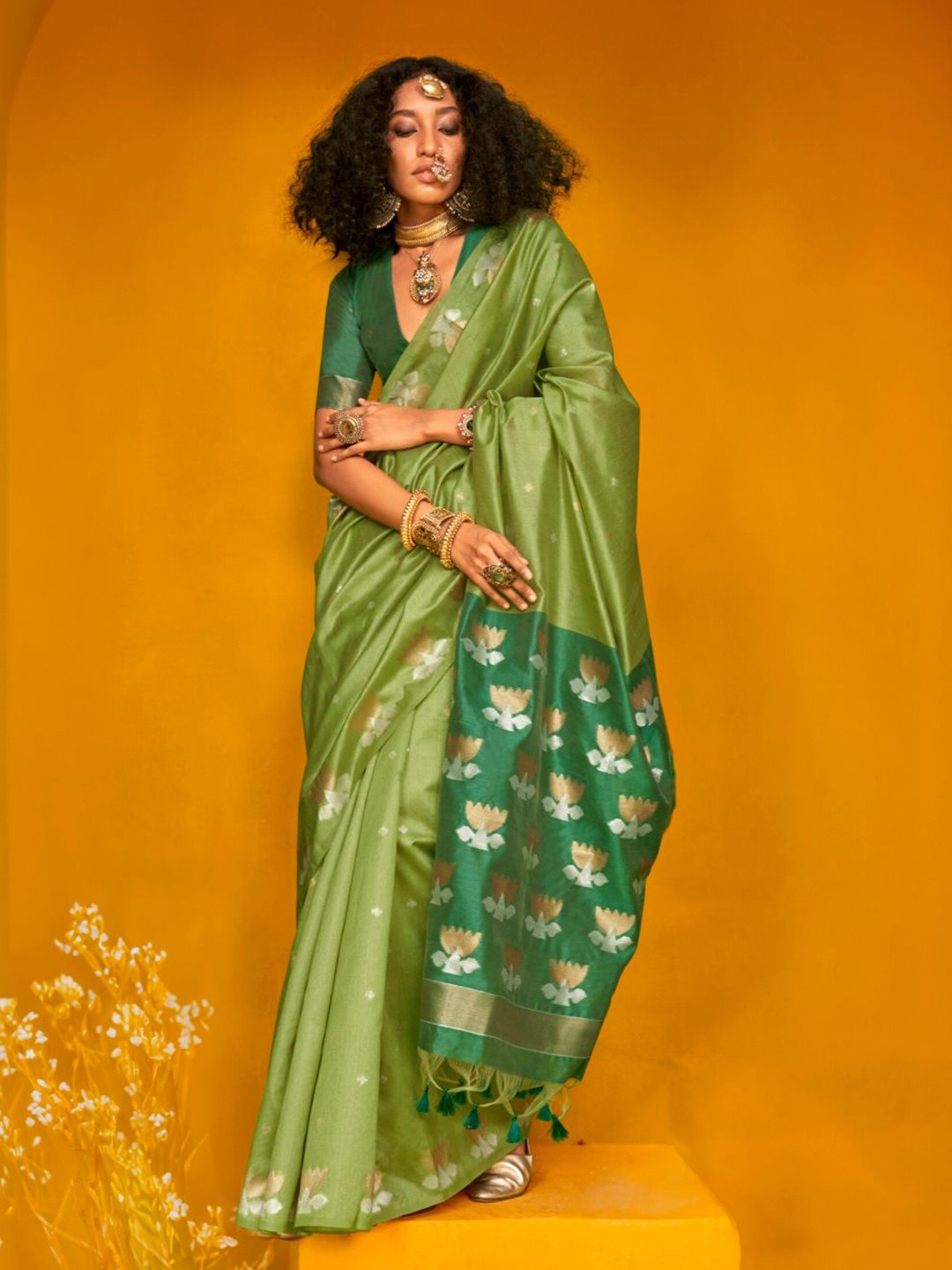 

DEVATITHI Woven Design Silk Blend Saree, Green