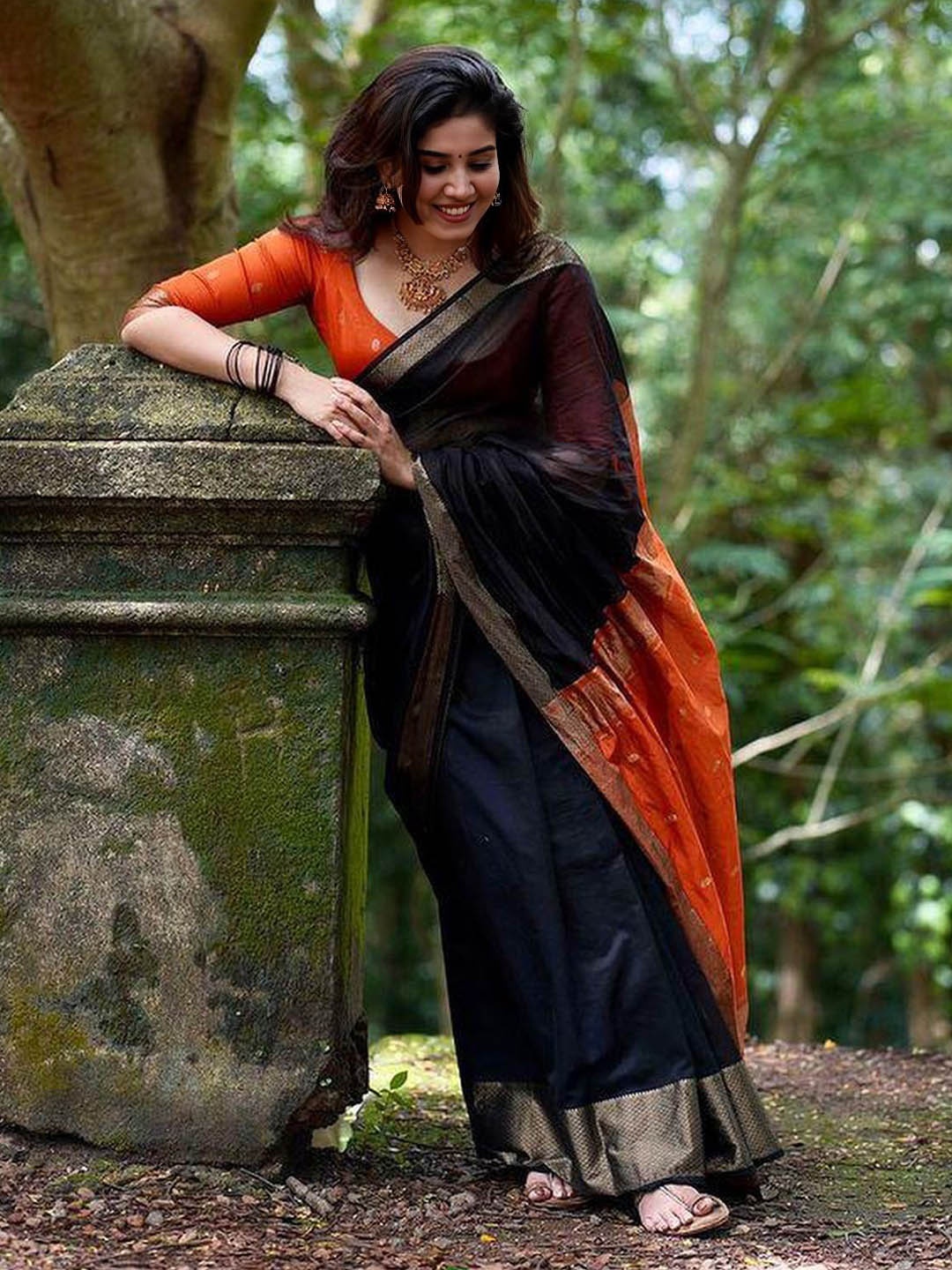 

bansari textiles Woven Design Zari Silk Blend Kanjeevaram Saree, Black