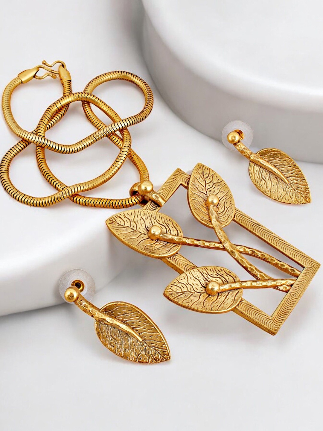 

LUCKY JEWELLERY Gold-Plated Leaf Shaped Necklace And Earrings