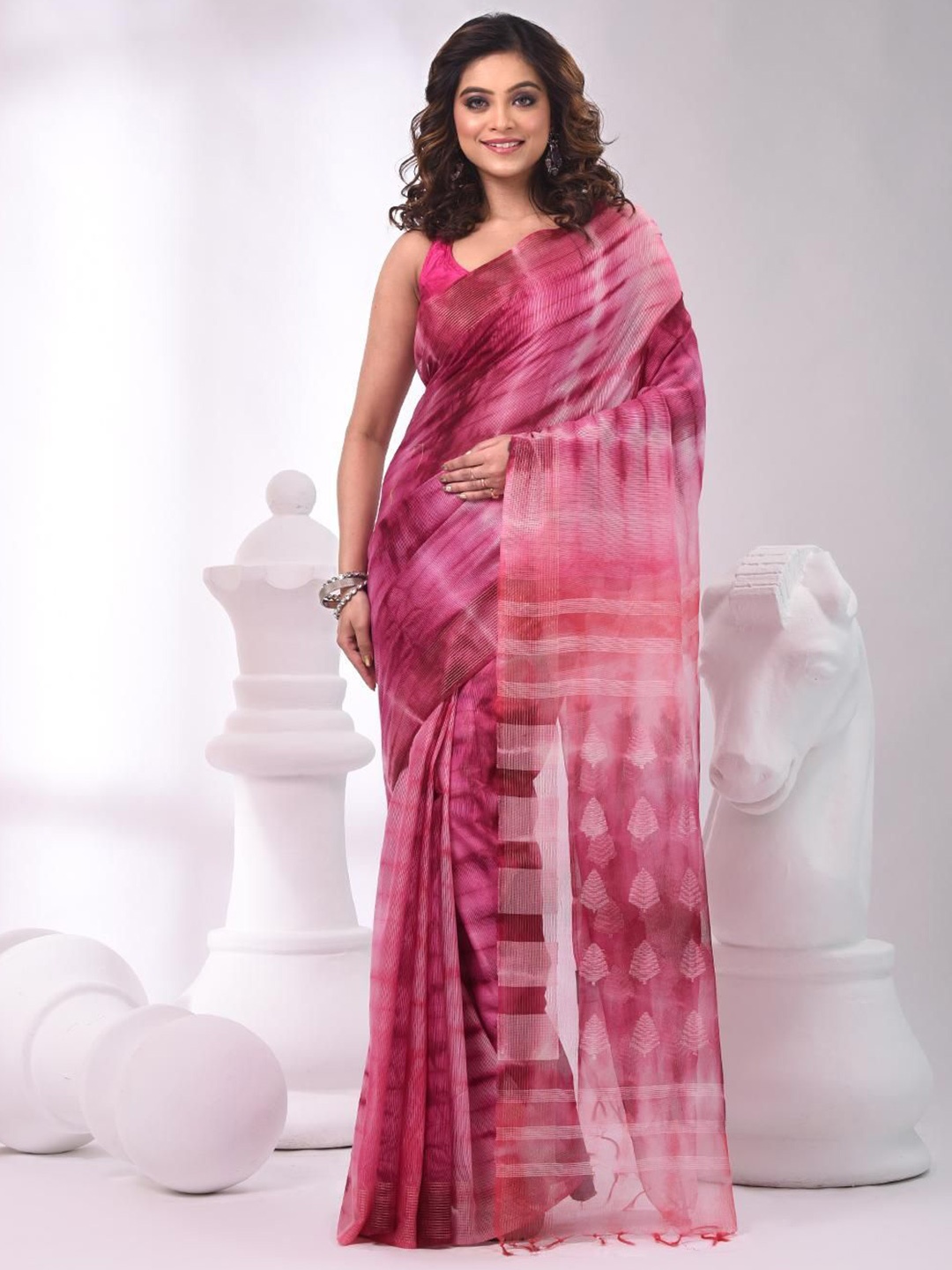 

VIBHAVARI Ethnic Motifs Zari Silk Blend Saree, Pink