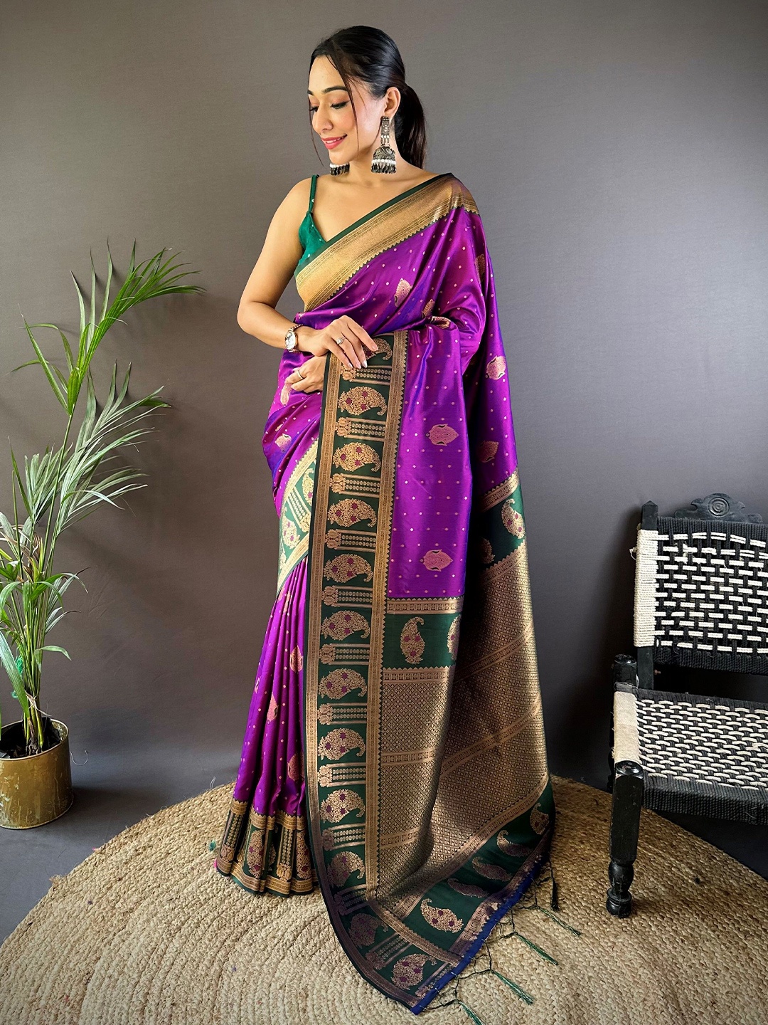 

HEER FASHION Woven Design Banarasi Saree, Purple